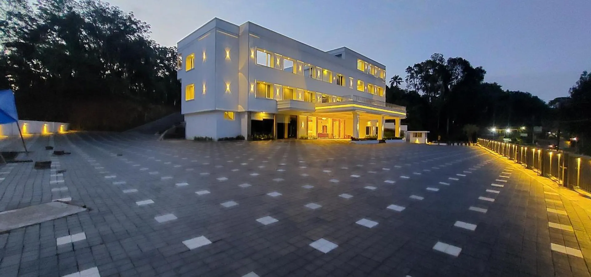Hotel Grand Avenue Pambadi